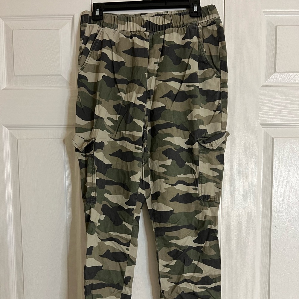 Divided (h&m) camo cargo pants size 10